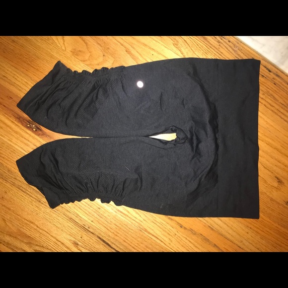 Lululemon size 10 crops - Picture 2 of 4
